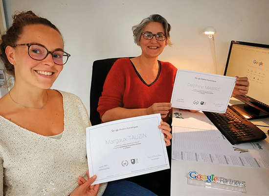 Cette image représente l'équipe de Géo Reflet Communication posant avec leur certification Google.